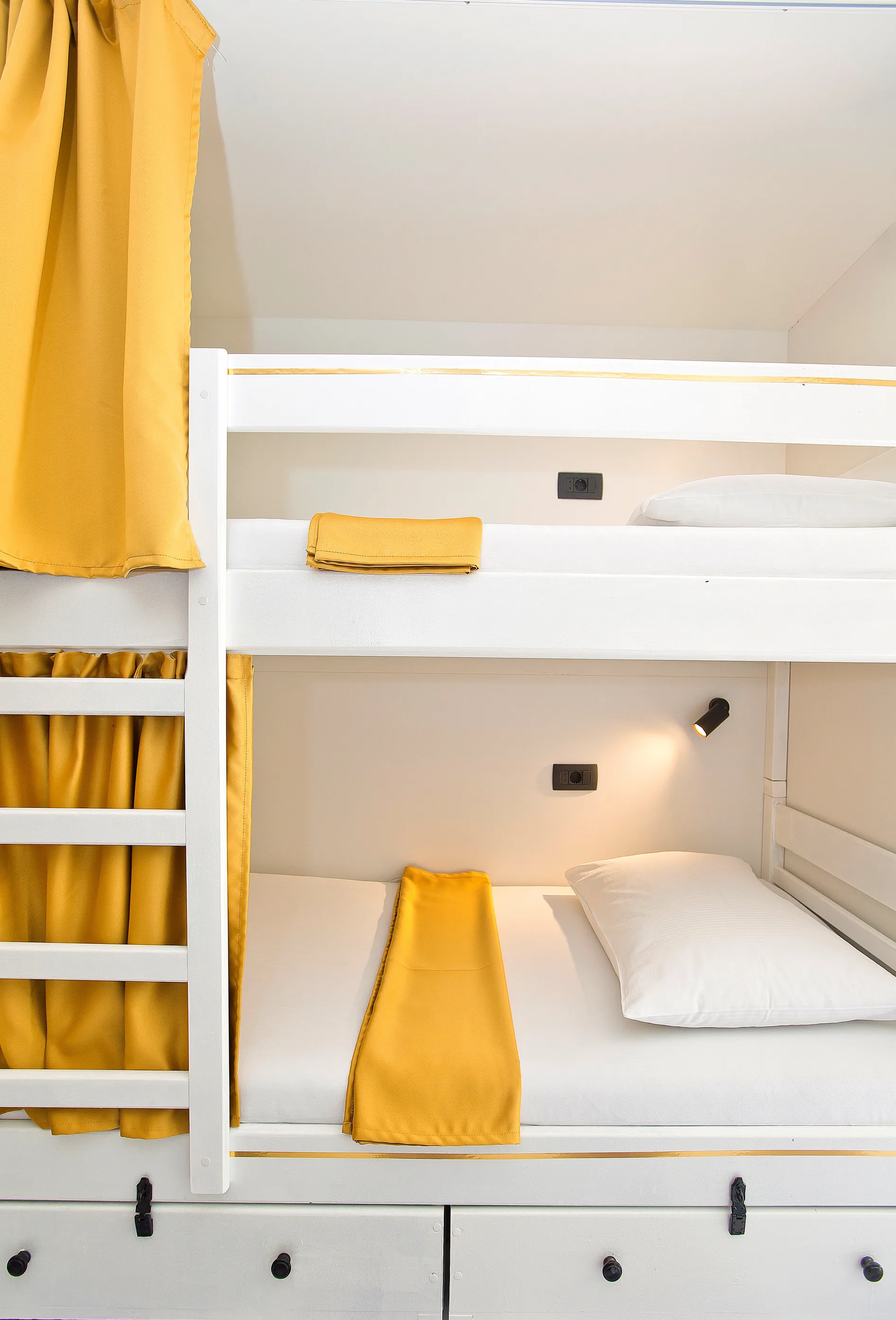 6 bed mixed dorm